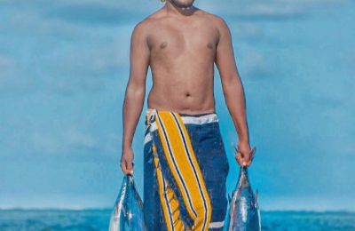 މަސްވެރިކަމުގެ ޞިނާޢަތުގައި ޢަމަލީގޮތުން މަސައްކަތްކޮށް ޒުވާނުންނަށް ނަމޫނާ ދައްކަމުންގެންދާ ޒުވާން މަސްވެރިޔާ-: ފޮޓޯ: ޒުވާން މަސްވެރިޔާ ފޭސްބުކް 