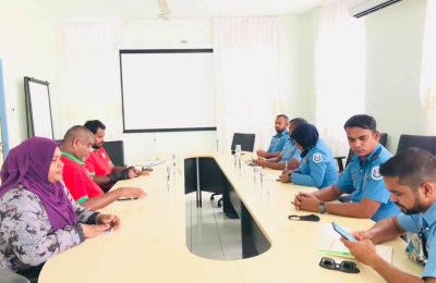 މަރިވެރިކައުންސިލުން މިދިޔަ މަހުގެ ކުރީކޮޅު ފުލުހުންނާއެކު ބޭއްވި ބައްދަލުވުމެއްގެ ތެރެއިން-: ފޮޓޯ މަތިވެރި ކައުންސިލް