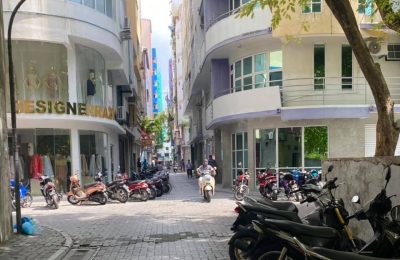 މިއަދުގެ މެންދުރެއްހާއިރު ފައިސާ ބޮޑިއެއް ފެނިފައިވާކަމަށް ޢާންމު ފަރާތަކުން ފޭސްބުކްގައި ޖަހާފައިވާ ޕޯސްޓެއްގައި، ފައިސާ ފެނުނުކަމަށް ބުނާ ހެންވޭރު ސަހަރާ ކައިރި ސަރަހައްދު -: ފޮޓޯ: ރަޝްވާން /އެފްބީ