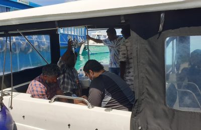 ލޯންޗްގައި ހިނގާދިޔަ ހާދިސާގައި އަނިޔާލިބުނު މީހާ އުނގޫފާރަށް ގެންދިޔުމުގެ މަސައްކަތް ކުރެވެނީ-: ފޮޓޯ: ރ. މަޑުއްވަރީ މަސްވެރިން/ފޭސްބުކް