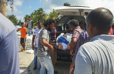 ލޯންޗް ހާދިސާގައި އެންމެބޮޑަށް އަނިޔާލިބުނު ފިރިހެން މީހާ އުނގޫފާރަށް ގެންދެވެނީ -: ފޮޓޯ: ރ.މަޑުއްވަރީ މަސްވެރިން/ފޭސްބުކް