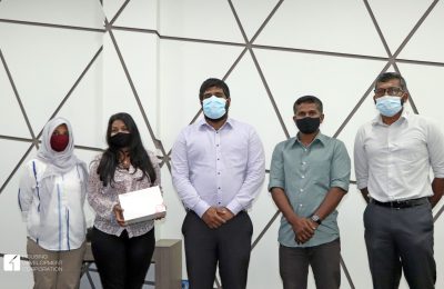 މެކްސްކޮމްއިން ހުޅުމާލޭ އީ-ލައިބްރަރީއަށް މިއަދު ޓެބްލެޓް ހަދިޔާކުރުމުގެ ތެރެއިން -: ފޮޓޯ: އެޗްޑީސީ