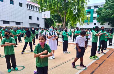 ޗުއްޓީއަށްފަހުގައި އަލަށް ސްކޫލްތަކުގައި ކިޔަވައިދޭން ފެށުމާއެކު އަމީނިއްޔާ ސްކޫލްގެ ދަރިވަރުންތަކެއް ޙަރަކާތެއްގައި-: ފޮޓޯ: އަމީނިއްޔާ ސްކޫލް/ އެފްބީ