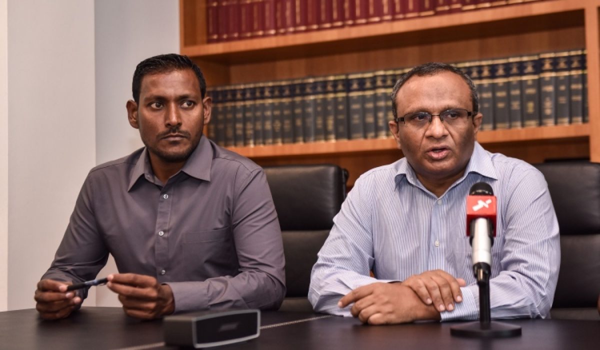 ސްޕްރީމް ކޯޓުގެ ފަނޑިޔާރު އަލްއުސްތާޛު ޙުސްނުއް ސުޢޫދު އަދި ޕްރޮސިކިޔުޓަރ ޖެނެރަލް އަލްއުސްތާޛު ޙުސައިން ޝަމީމް ދިފާޢީ ވަކީލުންގެ ގޮތުގައި މަސައްކަތްކުރެއްވި ދުވަސްވަރުގެ ނޫސްވެރިންގެ ބައްދަލުވުމެއްގެ ތެރެއިން-: ފޮޓޯ: މިހާރު