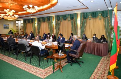 ނޭޝަނަލް ޓެރެރިޒަމް ރެސްޕޮންސް ޕްލޭންގެ ދަށުން ހިންގޭ ފުރަތަމަ ހަރަކާތް ފައްޓަވައިދެއްވުމަށް ރައީސް އޮފީހުގައި މިއަދު ބޭއްވުނު ބައްދަލުވުމުގެ ތެރެއިން-: ފޮޓޯ: ރައީސް އޮފީސް