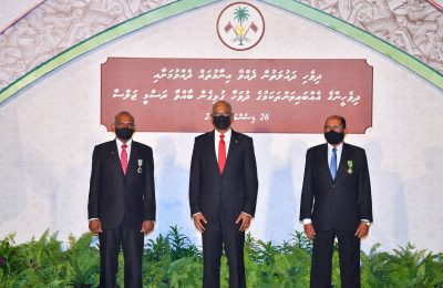 ނިޝާން މުލީގޭ ޝަރަފުގެ ޢިއްޒަތް އެރުވުނު އިބްރާހީމް އިސްމާޢީލާއި އަދި ނިޝާން ދިޔަމިގިލީ ޝަރަފުގެ ޢިއްޒަތް އެރުވުނު ބަދުރުއްނަޞީރު ރޭގެ ޙަފްލާގެ ތެރެއިން ރައީީސް ޞާލިޙުގެ އަރުހުގައި-: ފޮޓޯ:ރައީސް އޮފީސް