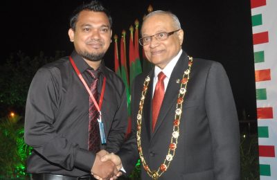 ސަސްޕެންޝަނުގައި ހުންނެވި، މޯލްޑިވް ގޭސްގެ މެނޭޖިން ޑިރެކްޓަރު ޝަޒައިލް ޝިޔާމް ރައީސް މައުމޫނާއެކު-: ފޮޓޯ: ޝަޒައިލް/އެފްބީ