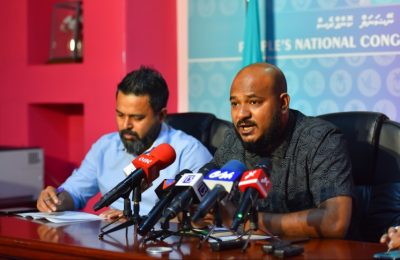 އިދިކޮޅުން ބޭއްވި ނޫސްވެރިންގެ ބައްދަލުވުމެއްގައި ޕީއެންސީ ނައިބު ޝުޖާ ވާހަކަދައްކަވާއިރު ޕީޕީއެމް ނައިބު ޝިޔާމް، އަރިހުގައި- ފޮޓޯ: ޕީޕީއެމް