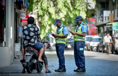 ދުއްވާފައިދިޔަ ސައިކަލެއް ފުލުހުން ޗެކްކުރަނީ