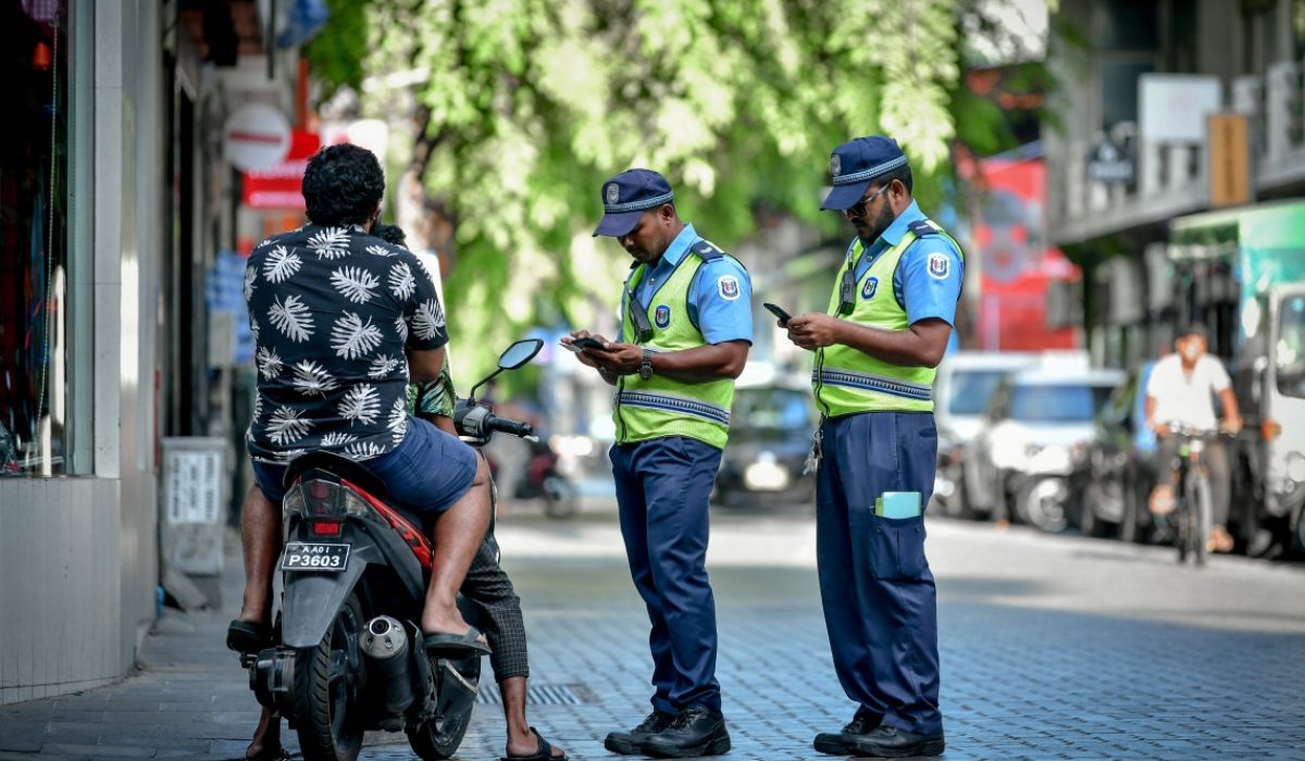 ދުއްވާފައިދިޔަ ސައިކަލެއް ފުލުހުން ޗެކްކުރަނީ