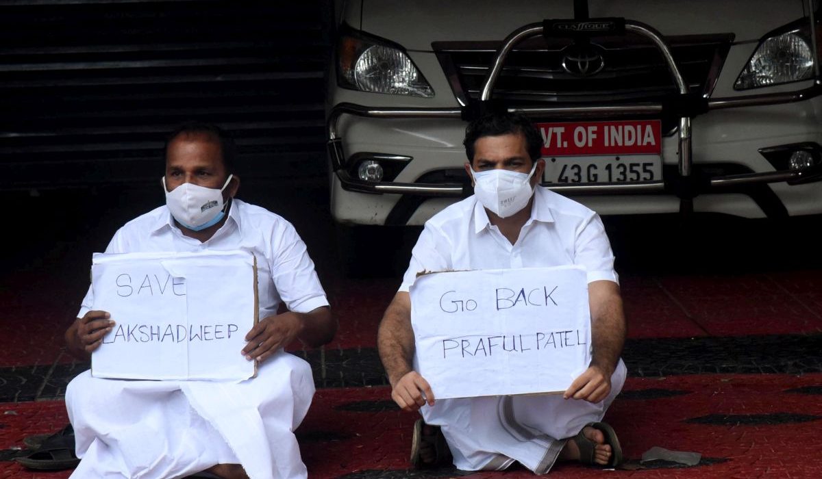 Kerala, May 26 (ANI): MPs Hibi Eden and TN Prathapan protest demanding the Indian president to urgently call back the administrator Praful Khoda Patel, in front of the Lakshadweep Administration office in Kochi on Wednesday. (ANI Photo)