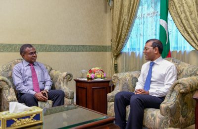 ކުރީގެ އުއްތަމަ ފަނޑިޔާރު ޑރ. އަޙްމަދު ޢަބްދުﷲ ދީދީއާއި ރައްޔިތުންގެ މަޖްލީހުގެ ރައީސް ރައީސް ނަޝީދު ބައްދަލުކުރަށްވަނީ- ފޮޓޯ: މަޖްލިސް