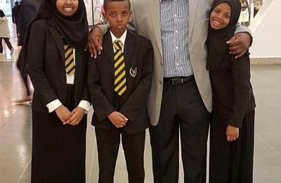 ސިހާމް ސްކޫލް ޔުނިފޯމުގައި (ވ1) އޭނާގެ ޢާއިލާގެ މެމްބަރުންނާއެކު-: ފޮޓޯ: ޑެއިލީ މެއިލް