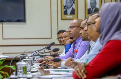 ރައްޔިތުންގެ މަޖްލީހުގެ ކޮމިޓީ ބައްދަލުވުމެއްގައި އިލެކްޝަންސް ކޮމިޝަންގެ މެމްބަރުން-: ފޮޓޯ: ސޮފްވާން