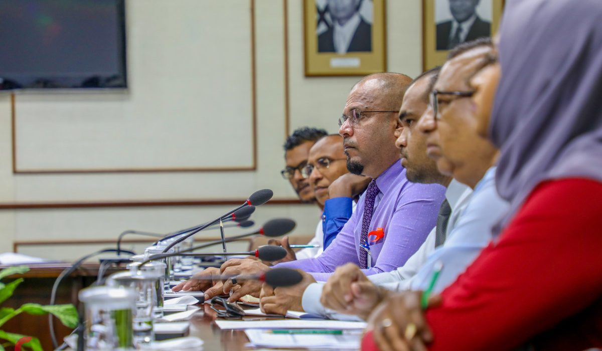 ރައްޔިތުންގެ މަޖްލީހުގެ ކޮމިޓީ ބައްދަލުވުމެއްގައި އިލެކްޝަންސް ކޮމިޝަންގެ މެމްބަރުން-: ފޮޓޯ: ސޮފްވާން