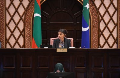 ރައްޔިތުންގެ މަޖްލީހުގެ މިއަދުގެ ޖަލްސާގެ ރިޔާސަތު ނައިބު ރައީސާ އީވާ ޢަބްދުﷲ ބަލަހައްޓަވަނީ-: ފޮޓޯ: މަޖްލިސް