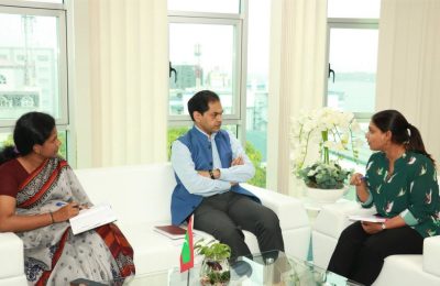 އިންޑިއާ އިން ރާއްޖެއަށް ކަނޑައަޅާފައި ހުންނަވާ ސަފީރު ސަންޖޭ ސުދިރު އެޑިއުކޭޝަން މިނިސްޓަރ ގެ އަރިހަށް ކުރެއްވި ޒިޔާރަތެއްގެ ތެރެއިން-: ފޮޓޯ: އެޑިއުކޭޝަން މިނިސްޓްރީ 