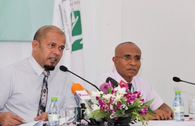 އިލެކްޝަންސް ކޮމިޝަންގެ ރައީސް ޝަރީފު ވާހަކަދައްކަވާއިރު އަރިހުގައި އެކޮމިޝަންގެ މެންބަރު އިސްމާޢީލް ޙަބީބު