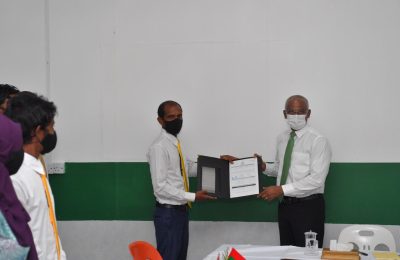 ވަންދޫ ކައުންސިލްގެ ނައިބްރައީސް ހުސެއިން އަފީފު އެމްޑީޕީއަށް ސޮއިކުރެއްވުމަށްފަހު ޕާޓީގެ އެންމެ އިސް ލީޑަރާ ފޯމު ހަވާލުކުރައްވަނީ