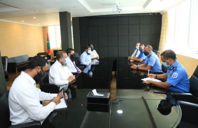 އެމްޑީއެން މައްސަލައިގެ ތަހުގީގާބެހޭ ގޮތުން ދީނީ ޢިލްމުވެރިންގެ ފަރާތުން ޖުލައިމަހުގެ ތެރޭގައި ފުލުހުންގެ އިސްވެރިންނާ ބައްދަލުކުރެއްވުމުގެ ތެރެއިން ކޮމިޝަނަރ އޮފް ޕޮލިސް ޙަމީދު އަދި ޑެޕިޔުޓީ ކޮމިޝަނަރ އޮފް ޕޮލިސް ޢަބްދުލް މަންނާނު-: ފޮޓޯ: އައިޖީ 