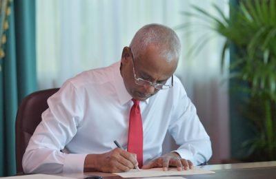 ޓެކްސް ނެގުމާބެހޭ އިދާރީ ޤާނޫނު އަށް ތިންވަނަ އިޞްލާޙު ގެނައުމުގެ ބިލު ރައީސުލްޖުމްހޫރިއްޔާ އިބްރާހީމް މުޙައްމަދު ޞާލިޙް ތަސްދީޤު ކުރަށްވަނީ-:ފޮޓޯ: ރައީސް އޮފީސް