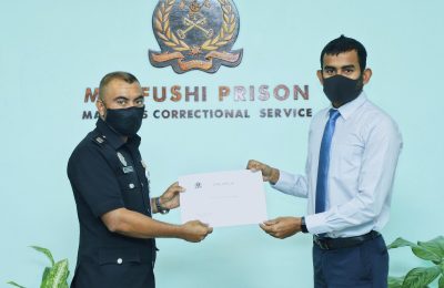 މާފުށީ ޖަލުގެ ވެރިއަކަށް ޢައްޔަންކުރެވުނު އަޙްމަދު ޖާދުﷲ އާ މަޤާމުގެ ލިޔުން ކޮމިޝަނަރ އޮފް ޕްރިޒަންސް އަޙްމަދު މުޙައްމަދު ފުޅު ޙަވާލުކޮށްދެއްވަނީ-: ފޮޓޯ: ސީޕީ/ޓްވިޓަރ