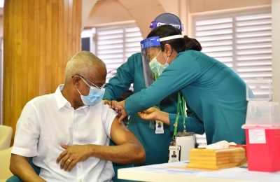 ރާއްޖޭގައި ކޮވިޑް-19 ވެކްސިން ދޭން ފެށުމަށް އިއްޔެ ބޭއްވުނު ރަސްމިއްޔާތުގައި ރައީސް ޞާލިޙް ވެކްސިން ޖައްސަވަނީ-: ފޮޓޯ: ރައީސް އޮފީސް