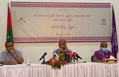 ލޯކަލްކައުންސިލް އިންތިޚާބުގެ ވަގުތީ ނަތީޖާއާ ބެހޭގޮތުން އިއްޔެ ބޭއްވި ނޫސްވެރިންގެ ބައްދަލުވުން ފެށުމުގެ އިރުކޮޅެއްކުރިން ކޮމިޝަން މެމްބަރުން-: ފޮޓޯ: ޖަޒީރާ 