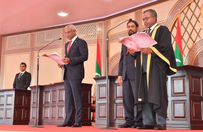 ރައީސް ޞާލިޙަށް ރައީސުލް ޖުމްހޫރިއްޔާކަމުގެ ހުވައި އޭރުގެ އުއްތަމަ ފަނޑިޔާރު ޑރ. އަޙްމަދު ޢަބްދުﷲ ދީދީ ލައިދެއްވަނީ