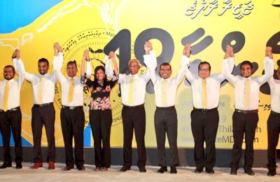  ވެރިކަންކުރާ މައި ޕާޓީ އެމްޑީޕީއަށް ނިޞްބަތްވެވަޑައިގަންނަވާ ހަތް މަޖްލިސް މެމްބަރުންނާއި އެޕާޓީގެ ދެރައީސުން ކަމުގައިވާ ރައީސް ޞާލިޙާއި ރައީސް ނަޝީދު-: ފޮޓޯ: އެމްޑީޕީ