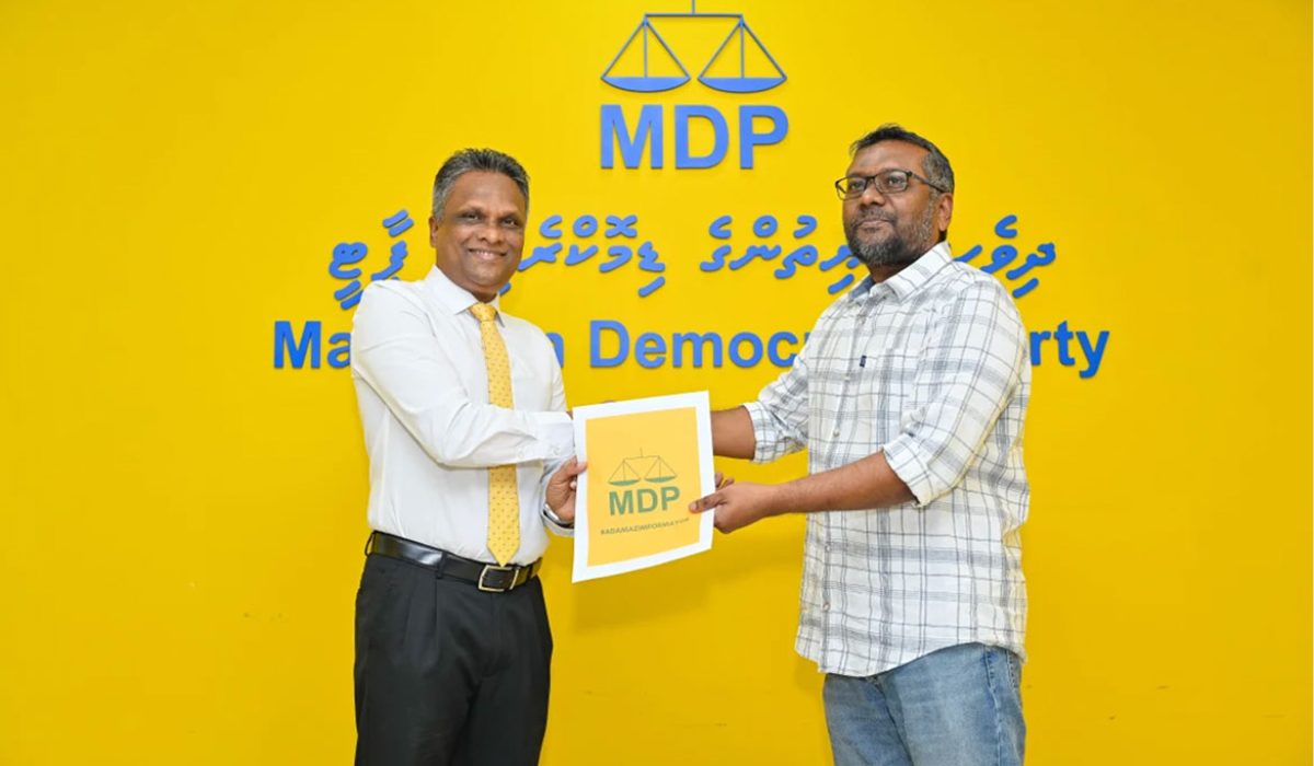 އެމްޑީޕީގެ ޓިކެޓްގައި މާލޭގެ މޭޔަރުކަމަށް ވާދަކުރައްވަން އާދަމް އާޒިމް ހުށަހެޅުއްވި ފޯމް އެމްޑީޕީގެ ޗެއާޕާސަން ފައްޔާޒް އިސްމާއީލާ ހަވާލުކުރައްވަނީ. އެމްޑީޕީގެ ޓިކެޓް އާޒިމަށް ވަނީ ކަށަވަރުވެފައި. ފޮޓޯ:އެމްޑީޕީ