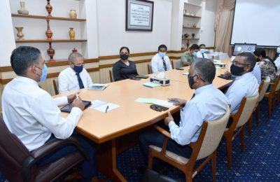 ނައިބުރައީސް ޔޫތު ސްކިލް ޑިވެލޮޕްމަންޓް ސެންޓަރުގެ މަޝްރޫއާ ގުޅޭގޮތުން މަޝްވަރާކުރެއްވުން. ފޮޓޯ:ރައީސްއޮފީސް