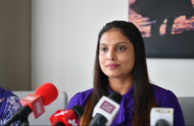 އެޑިއުކޭޝަން މިިނިސްޓަރ ޑރ. އައިޝަތު ޢަލީ: ޓެންޑަރ ބޯޑުން އެވޯޑު ކުރުމުން ވެސް އެ މިނިސްޓްރީން ބައެއް ޕްރޮޖެކްޓްތަކުގައި ސޮއި ކުރުން ގެންދަނީ ލަސްކުރަމުން.