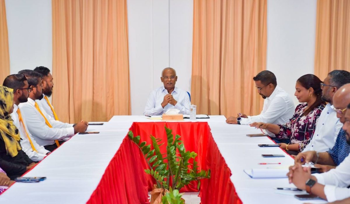 ރައީސުލްޖުމްހޫރިއްޔާ މ. ދިއްގަރު ކައުންސިލާއި އަންހެނުންގެ ތަރައްޤީއަށް މަސައްކަތް ކުރާ ކޮމިޓީ އާއި ބައްދަލު ކުރެއްވުން:ފޮޓޯ ރައީސް އޮފީސް