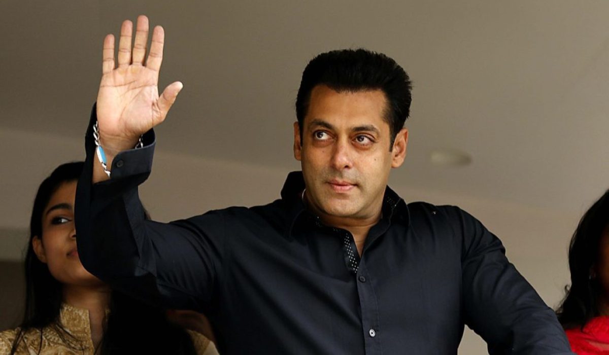 Indian Bollywood actor Salman Khan (2R) celebrates and wishes his fans Ramzan Eid Mubarak at his residence in Mumbai on July 18, 2015.  AFP PHOTO        (Photo credit should read STR/AFP/Getty Images)