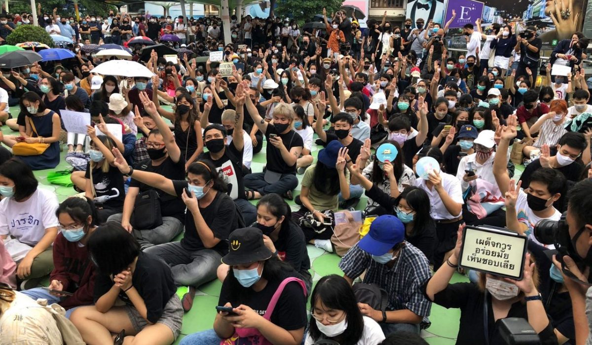 Thailand_Political_Protests_07580 ތައިލެންޑުގެ މުޒާހަރާގެ ބައިވެރިން އެމްބީކޭ ސަރަހައްދުގައި އިށީނދެގެން: ފޮޓޯ ޓްވިޓަރ
