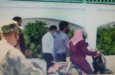 ހޯމްމިނިސްޓަރ ޝައިޚް ޢިމްރާން ޢަބްދު ﷲ އާ ރައީސް އޮފީސް ކައިރިން އަންހެނަކު ދިމާކޮށް ފުރައްސާރަ ކުރަނީ -: ފޮޓޯ: ޓްވިޓަރ ވީޑީއޯ ސްކްރީން
