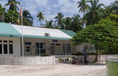 ކަނޑޫދޫ ޞިއްޙީމަރުކަޒުގައި އެމްބިއުލާންސް ޑްރައިވަރަކު ނެތުމުގެ ސަބަބުން ބަލިމީހަކު އިމަޖެންސީގައި ބަރޯގައި މަރުކަޒަށް ގެންދެވެނީ-: ފޮޓޯ: އިރުވަރު