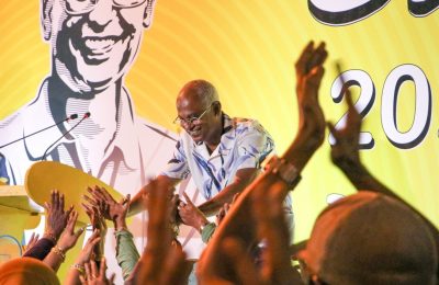 އެމްޑީޕީގެ ރިޔާސީ ޕްރައިމަރީ ކާމިޔާބުކުރެއްވުމށް ފަހު އުފާފާޅުކުރަން ބޭއްވި ހަރަކާތުގައި ރައީސް އިބްރާހީމް މުހައްމަދު ސޯލިހު ސަޕޯޓަރުންނާ ސަލާމްކުރައްވަނީ. ފޮޓޯ:މުހައްމަދު އާދަމް/މިނިވަން