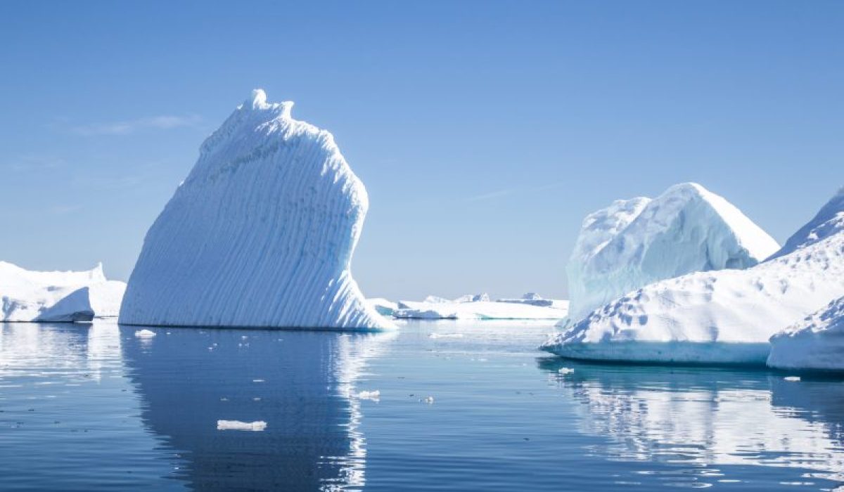 antarctica-pleneau-bay-icebergs-istk-800x600-c-default