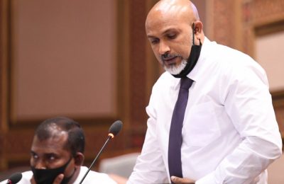 ރައްޔިތުންގެ މަޖްލީހުގެ ތިނަދޫ ދެކުނު ދާއިރާގެ މެމްބަރު ޢަބްދުﷲ ސަނީފް މަޖްލީހުގެ ޖަލްސާއެއްގައި ވާހަކަދައްކަވަނީ 