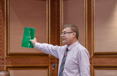 ރައްޔިތުންގެ މަޖްލީހުގެ ޖަލްސާއެއްގެ ތެރެއިން މެންބަރު ޝަރީފް ޤާނޫނު އަސާސީ ދައްކާލައްވަނީ -: ފޮޓޯ: ވަން އޮންލައިން