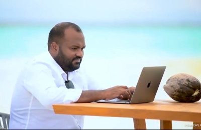 ކޮވިޑް19 އާ ގުޅިގެން ބޯޑަރު ބަންދުކުރުމަށްފަހުގައި ފަތުރުވެރިކަން އަލުން ހުޅުވާލުމުގެ ގޮތުން ލޯންޗްކުރި އޮންލައިން އިޝްތިހާރުގައި އޭރުގެ މިނިސްޓަރ ޢަލީ ވަޙީދު-: ފޮޓޯ: ޓުރިޒަމް މިނިސްޓްރީ