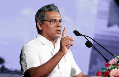 މޫސަ ސިޔާސީ ޕޯޑިއަމްއެއްގައި ވާހަކަދައްކަވަނީ-: ފޮޓޯ: އަވަސް