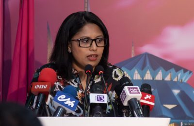 އިދިކޮޅު ކޯލިޝަން އިން މީގެ ކުރިން ބޭއްވި ނޫސްވެރިންގެ ބައްދަލުވުމެއްގައި އެ ކޯލިޝަންގެ ތަރުޖަމާނު ހީނާ ވަލީދު-: ފޮޓޯ: އަވަސް