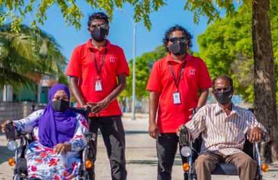 ބީ.އެމް.އެލްއިން ވީލްޗެއަރ ހަދިޔާކުކުރުން. ފޮޓޯ:ބީ.އެމް.އެލް