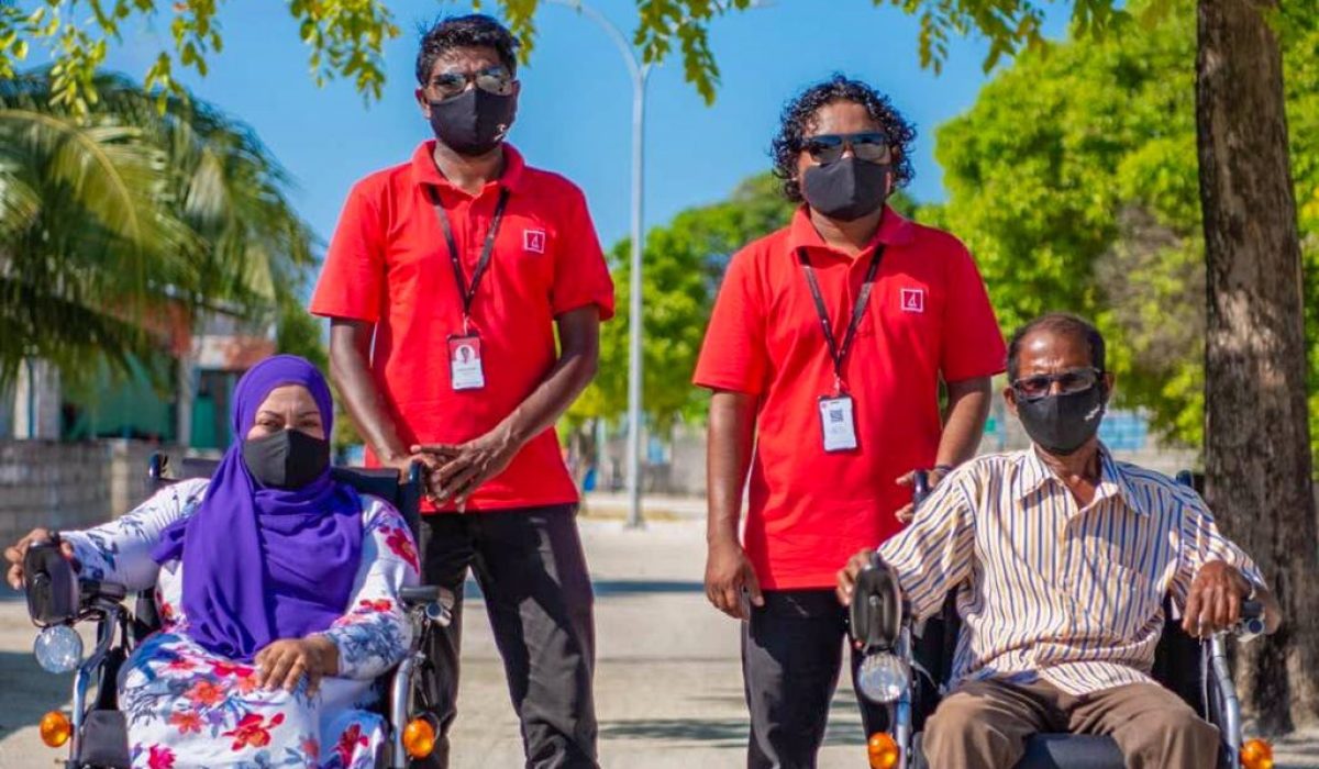 ބީ.އެމް.އެލްއިން ވީލްޗެއަރ ހަދިޔާކުކުރުން. ފޮޓޯ:ބީ.އެމް.އެލް