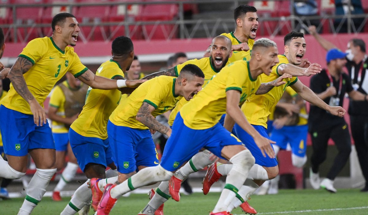 Brazil's players celebrate winning the Tokyo 2020 Olympic Games men's semi-final football match between Mexico and Brazil at Ibaraki Kashima Stadium in Kashima city, Ibaraki prefecture on August 3, 2021. (Photo by MARTIN BERNETTI / AFP) (Photo by MARTIN BERNETTI/AFP via Getty Images)