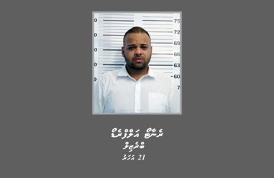 އެތެރެހަށީގައި ރައްކާކޮށްގެން މަސްތުވާތަކެތި އެތެރެކުރި މީހާ. ފޮޓޯ: ޕޮލިސް