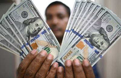 f9f49e-20250819-a-man-holds-usd100-bills-1000